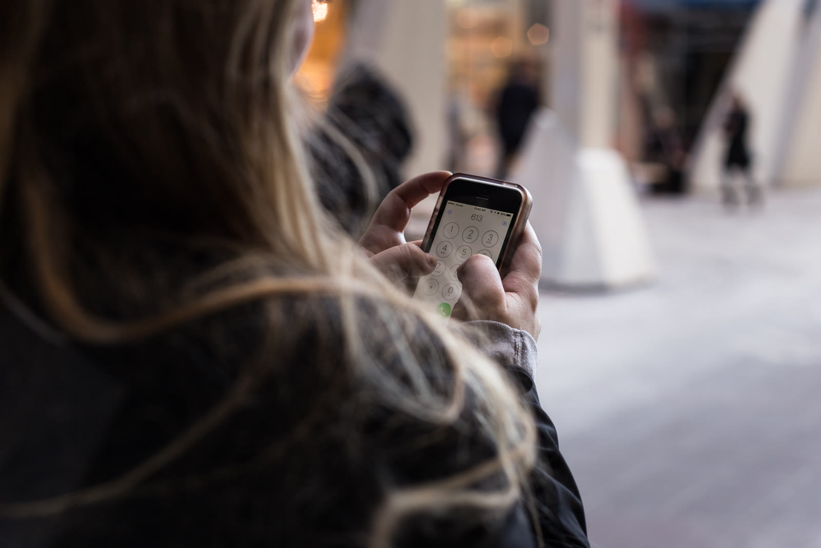 En person ringer upp ett nummer på sin iPhone. Skärmlåset är den enskilt viktigaste inställningen, eftersom iPhone krypterar hela innehållet automatiskt så fort en kod är satt